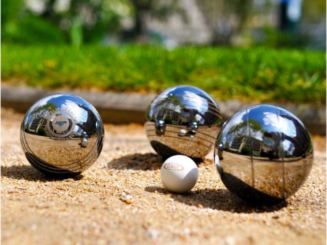 Pétanque sur la place du village - Hotel au Soleil D'Or - Entre Avallon et Vézelay à Pontaubert